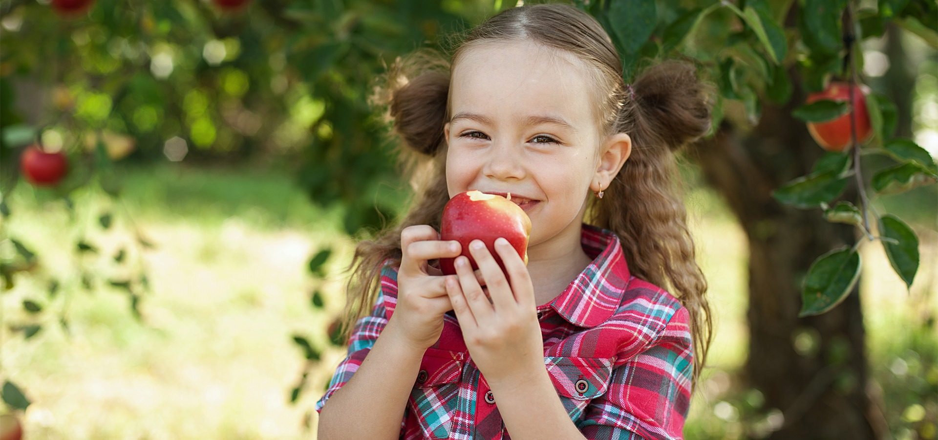 ילדה אוכלת תפוח